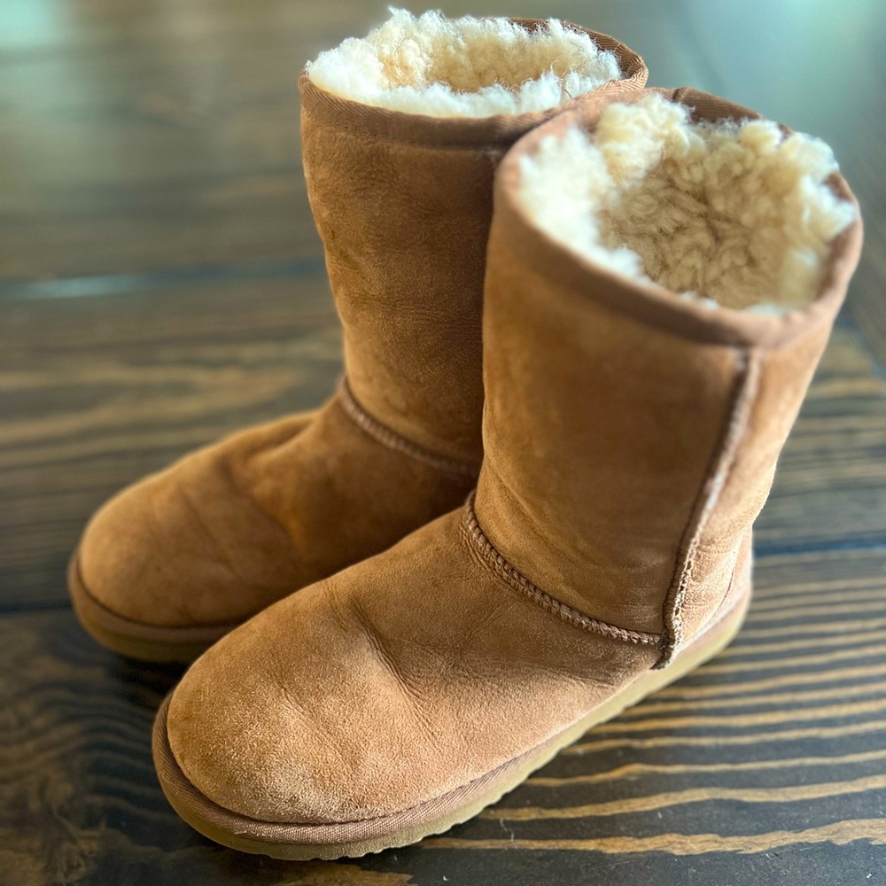UGG Classic Short Boot Size 6
